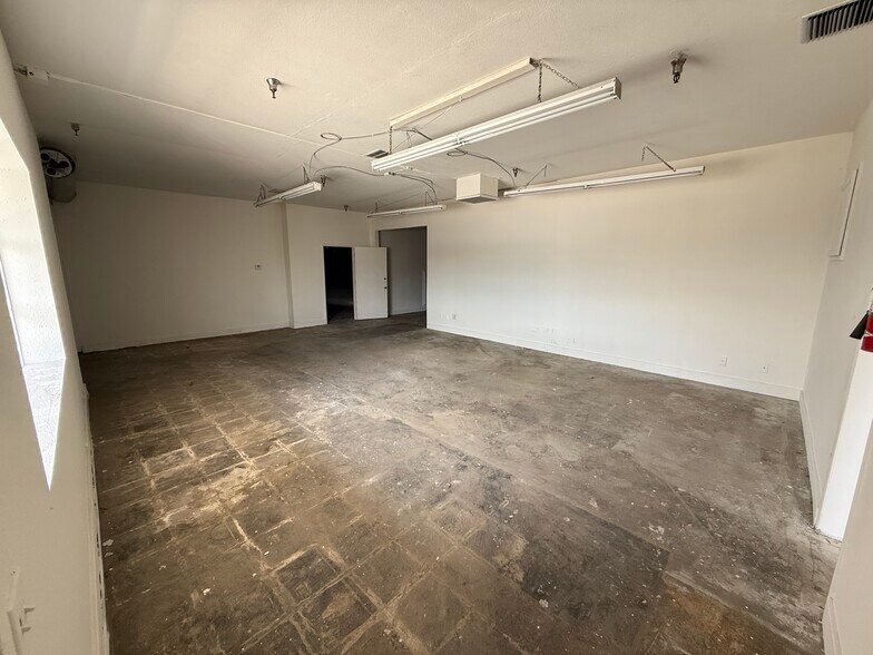 More Photos Of 7435 Deering Ave, Canoga Park Warehouse For Lease
