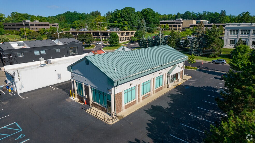 More Photos Of 35 W Long Lake Rd, Bloomfield Hills Bank For Lease