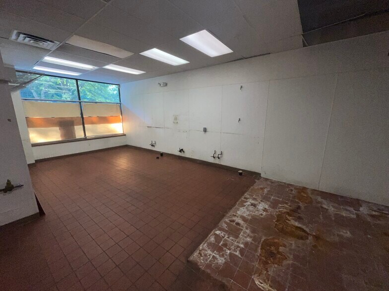 More Photos Of 709 Winsted Rd, Torrington Storefront For Lease