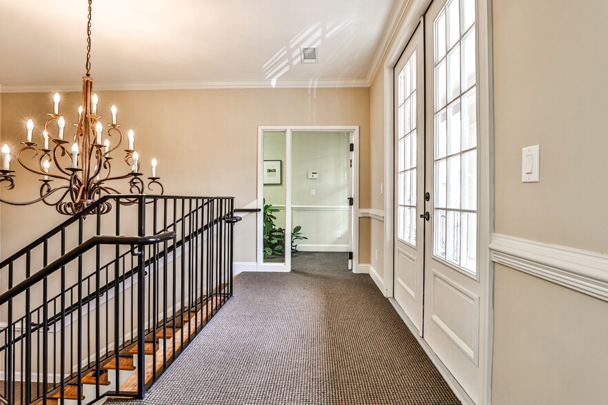More Photos Of 1905 Woodstock Rd, Roswell Office For Lease