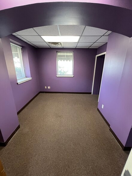 More Photos Of 204 N Alamo Blvd, Marshall Flex For Sale