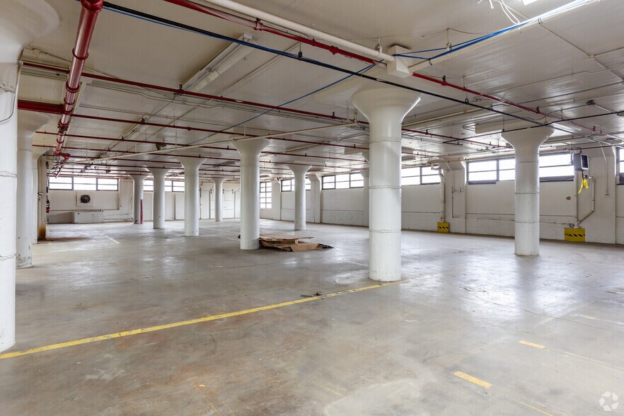 More Photos Of 120 E Clark St, Freeport Warehouse For Lease