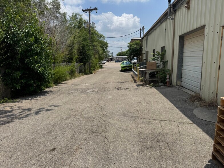 More Photos Of 3 Burwood Ln, San Antonio Warehouse For Sale