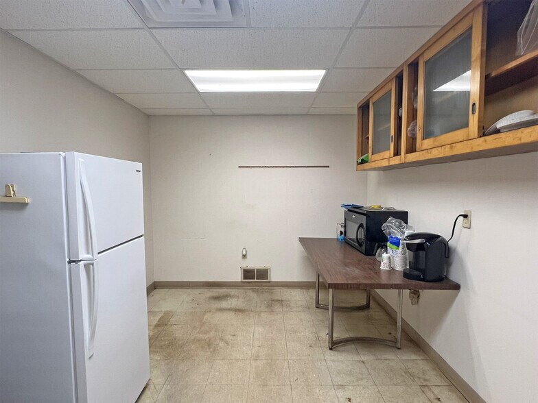 More Photos Of 4300 W Ridge Rd, Erie Manufacturing For Sale