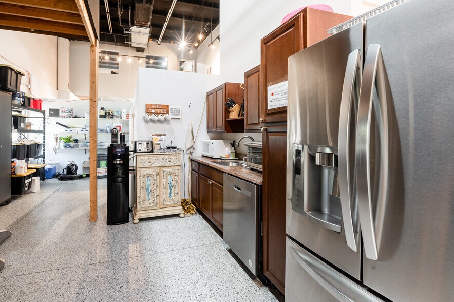 More Photos Of 5405 Taylor Rd, Naples Showroom For Sale