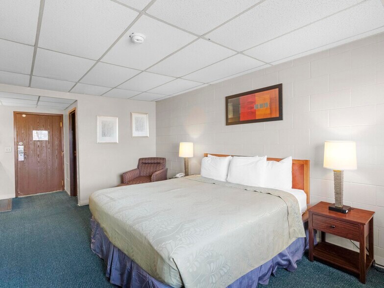 More Photos Of 1904 E Cedar St, Rawlins Hotel For Sale