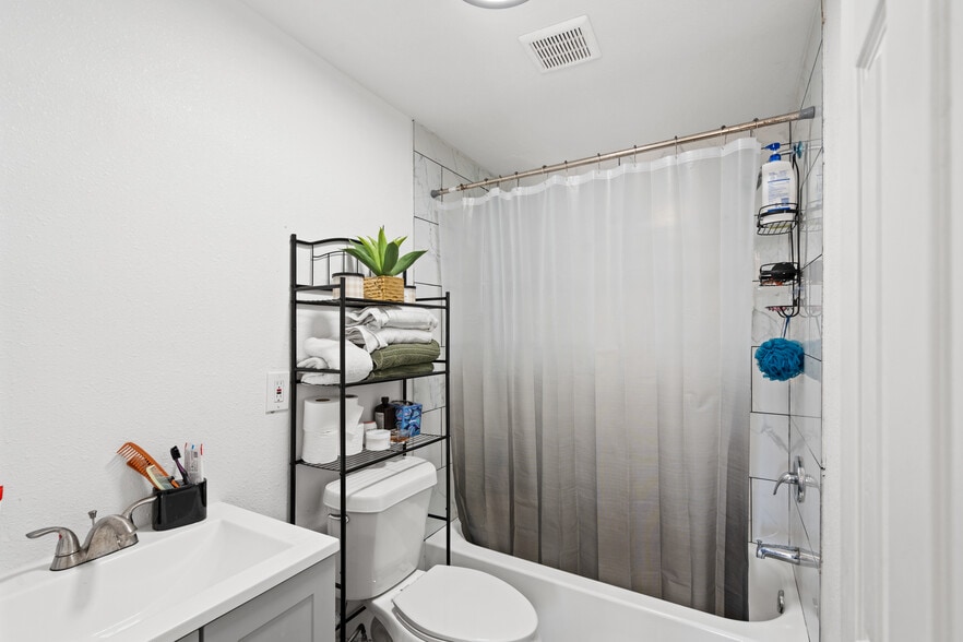 More Photos Of 6210 Laura Koppe Rd, Houston Apartments For Sale