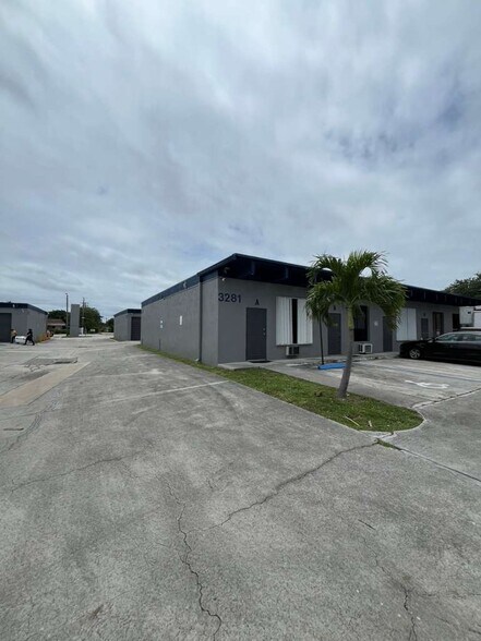 More Photos Of 3273-3289 Lake Worth Rd, Palm Springs Warehouse For Lease