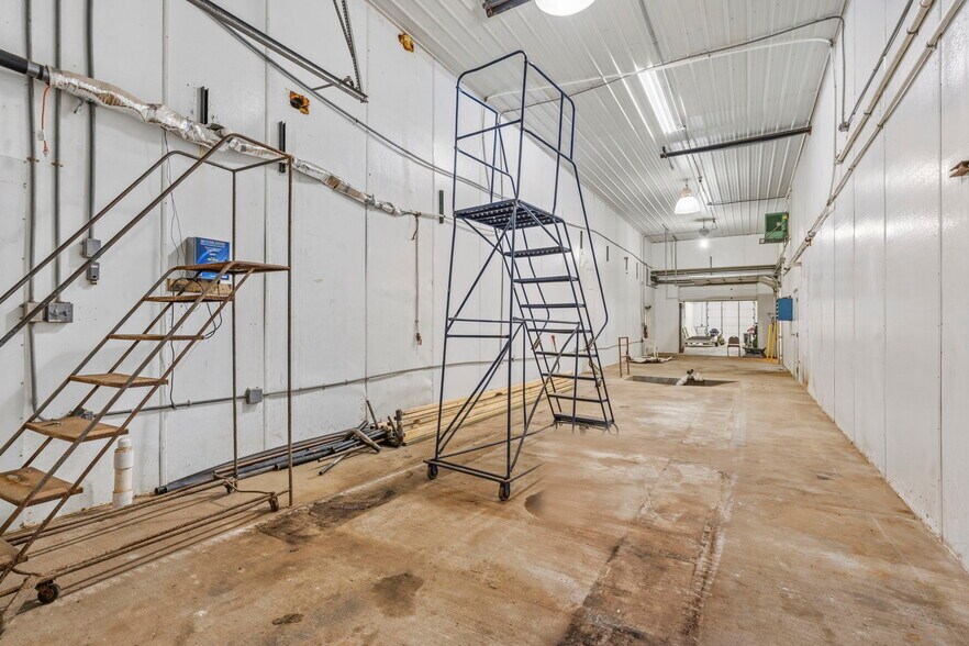More Photos Of 306 SE Highway AA, Clinton Industrial For Sale
