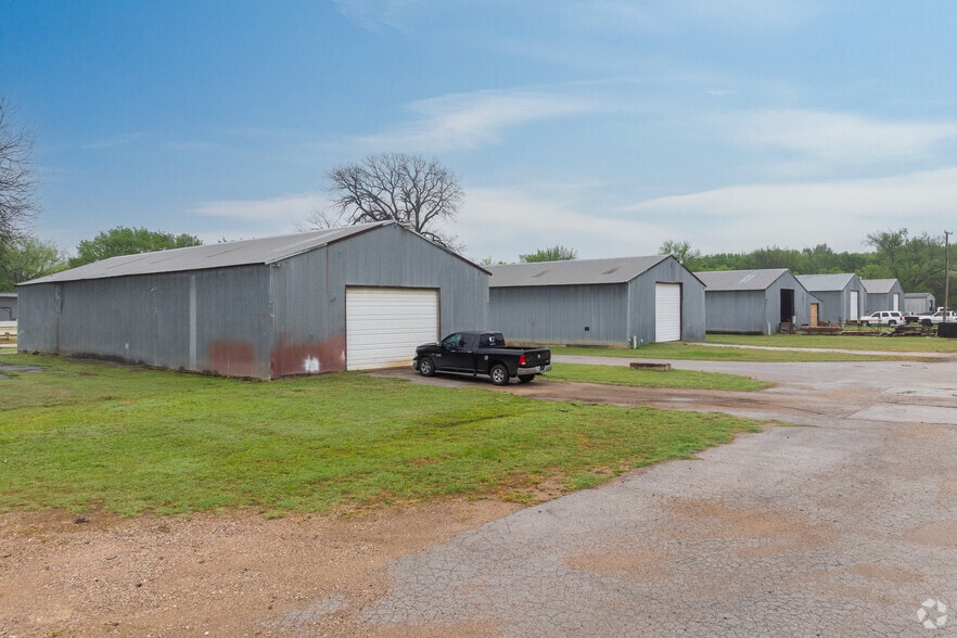 More Photos Of 222 Valley Ln, Kennedale Unknown For Lease