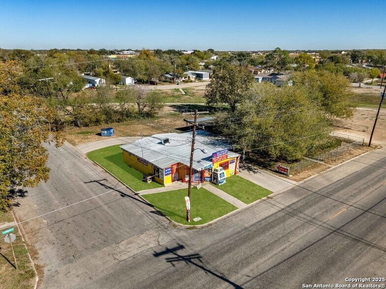More Photos Of 702 Avenue H, Poteet Freestanding For Sale