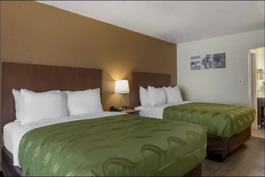 More Photos Of 2595 54th Ave N, Saint Petersburg Hotel For Sale