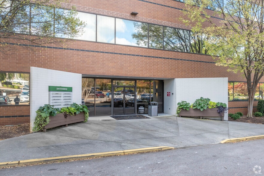 More Photos Of 220 Stoneridge Dr, Columbia Unknown For Lease