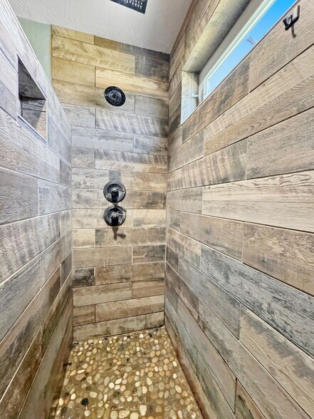 More Photos Of 17052 NE North Dr, Fletcher Flex For Sale