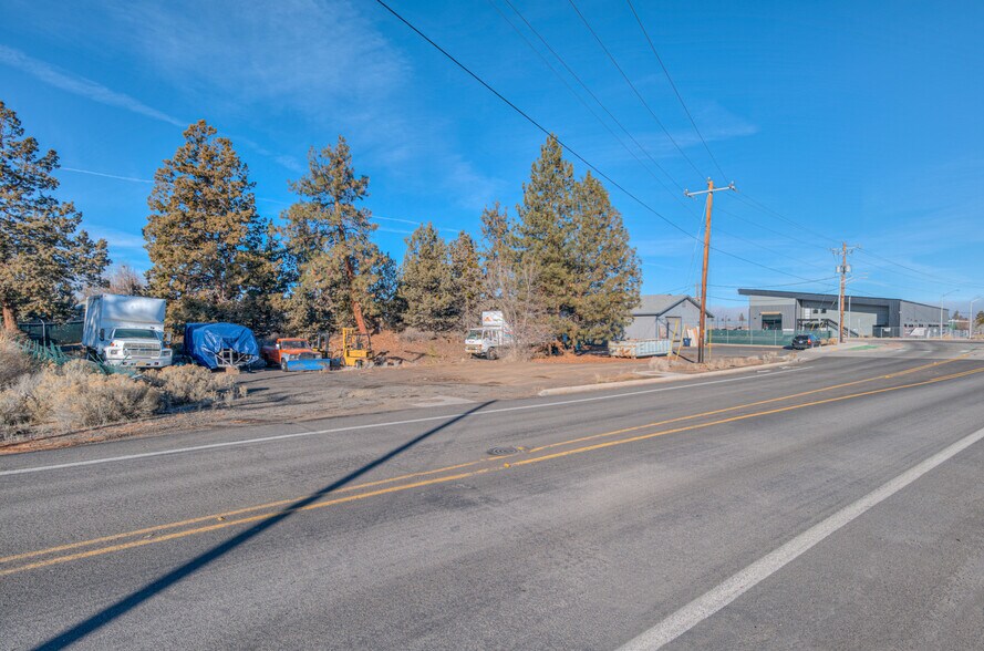 More Photos Of 625 SE 9th St, Bend Warehouse For Sale
