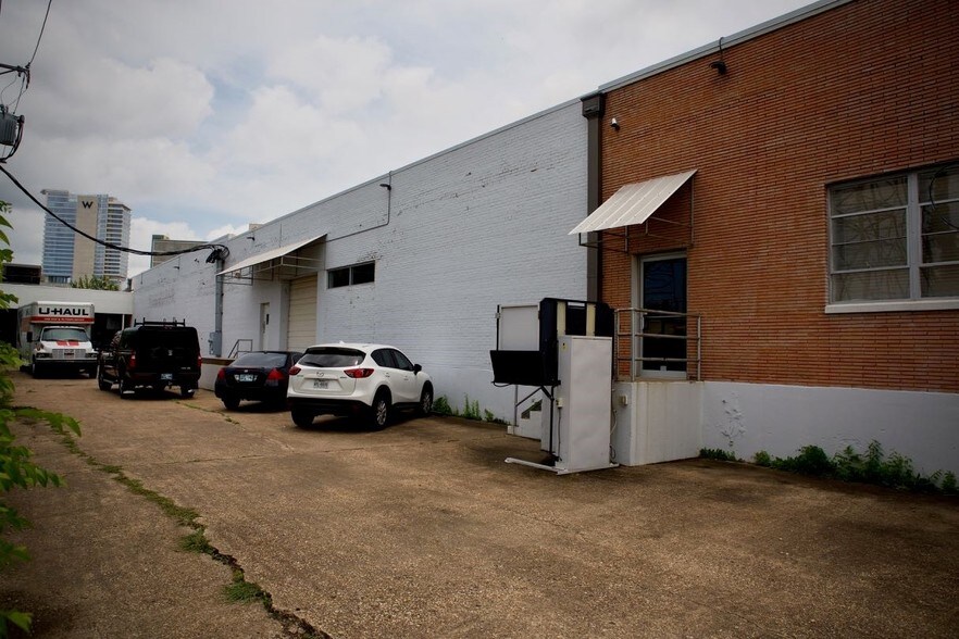 More Photos Of 922 Dragon St, Dallas Distribution For Sale