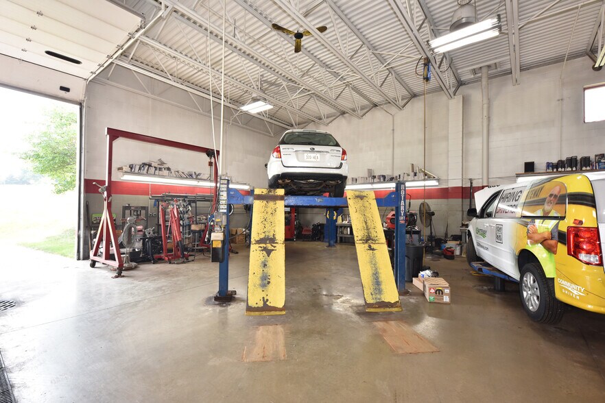 More Photos Of 820 W Sumner St, Hartford Auto Repair For Sale