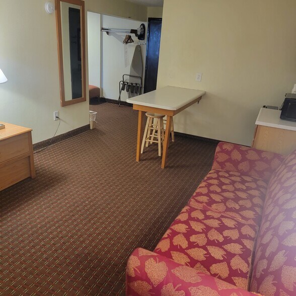 More Photos Of 3040 5th Ave S, Fort Dodge Hotel For Sale