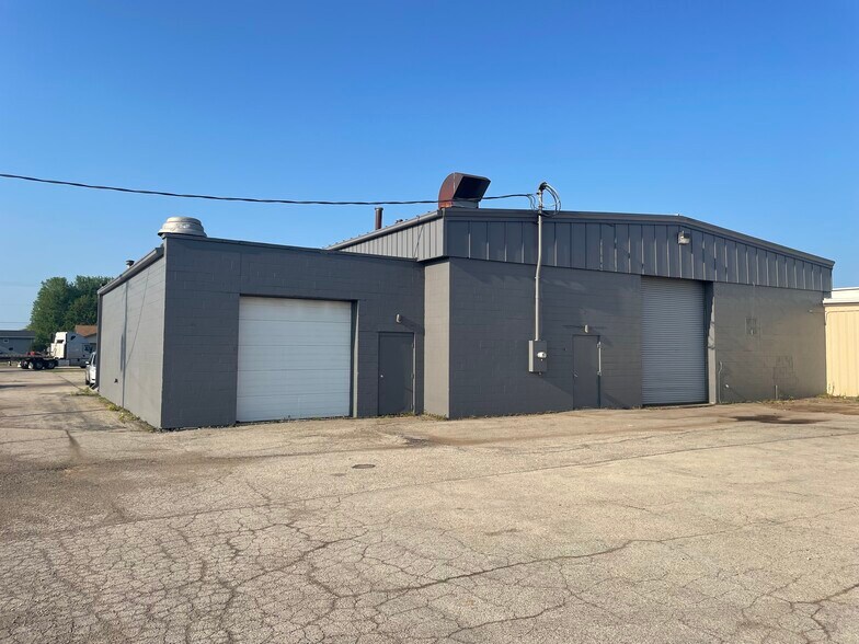 More Photos Of 640 Moasis Dr, Little Chute Warehouse For Lease