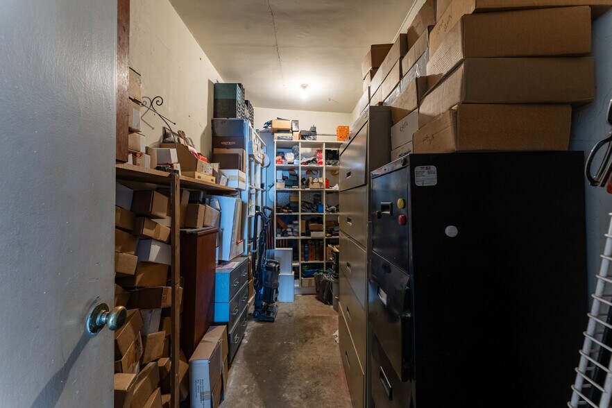 More Photos Of 13831 Ventura Blvd, Sherman Oaks Storefront For Sale