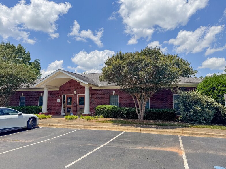 More Photos Of 2423 Plantation Center Dr, Matthews Medical For Lease