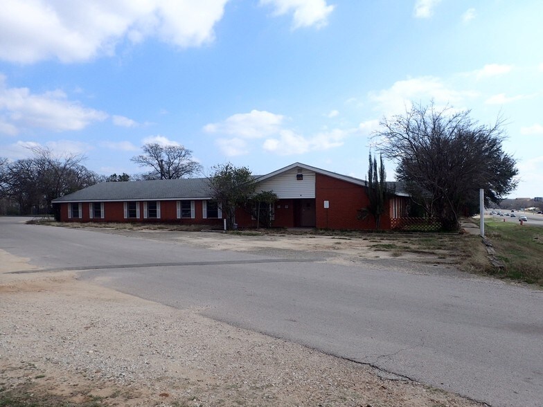 More Photos Of 605 Hwy 290 North, Elgin Office For Sale