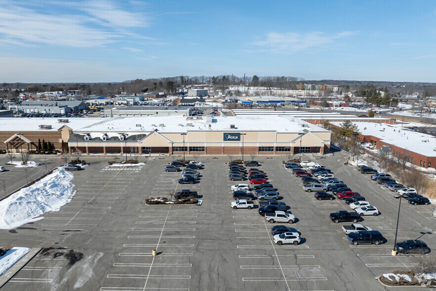 More Photos Of 17 Main St, Westbrook Storefront For Lease