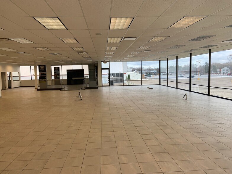 More Photos Of 35200 Grand River Ave, Farmington Hills General Retail For Sale