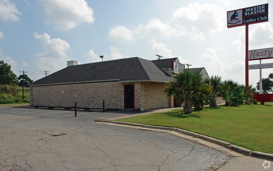 More Photos Of 3094 N Stemmons Fwy, Dallas Freestanding For Lease