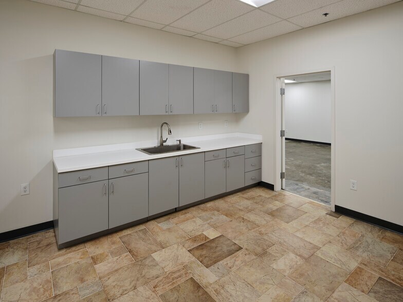 More Photos Of 3645 Oakcliff Rd, Doraville Warehouse For Lease