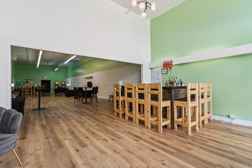 More Photos Of 626-632 Sycamore St, Waterloo Storefront Retail Office For Sale