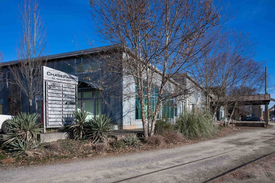 More Photos Of 160 Tracy St, Athens Flex For Lease
