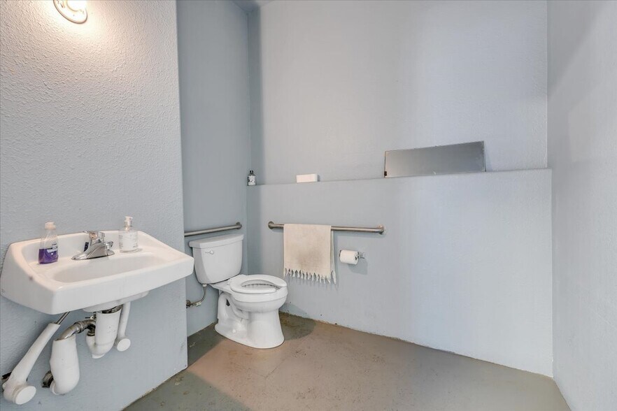 More Photos Of 18855 Microtronics, Sonora Industrial For Sale