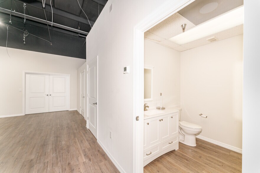 More Photos Of 999 Cattlemen Rd, Sarasota Freestanding For Lease