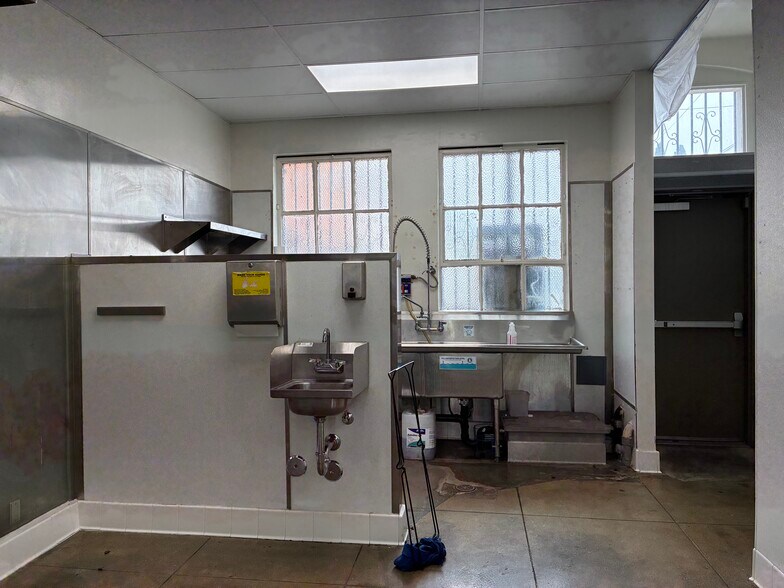 More Photos Of 5158 Hollywood Blvd, Los Angeles Storefront For Lease