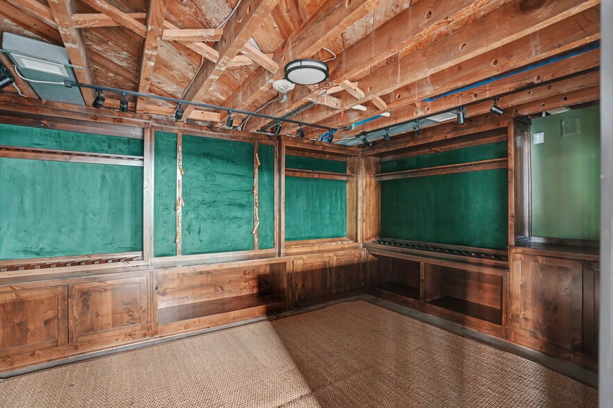 More Photos Of 101 E Broughton St, Savannah Storefront Retail Office For Lease