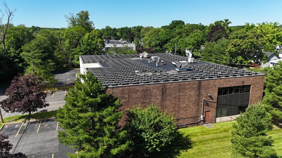 More Photos Of 190 Veterans Dr, Northvale Distribution For Sale