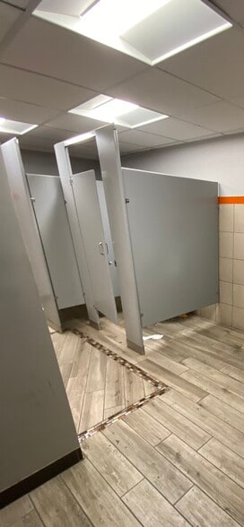 More Photos Of 6415 N Rockwell St, Chicago Flex For Lease