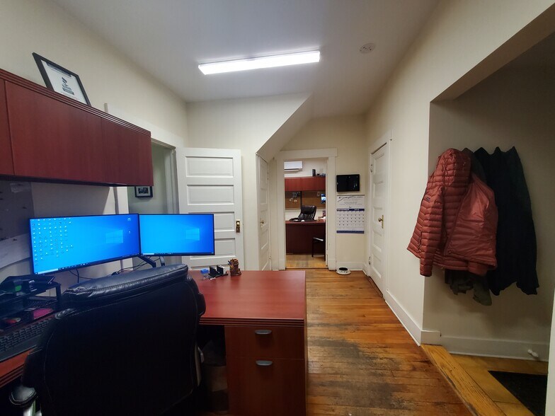 More Photos Of 52 Maple Pl, Amityville Office For Lease