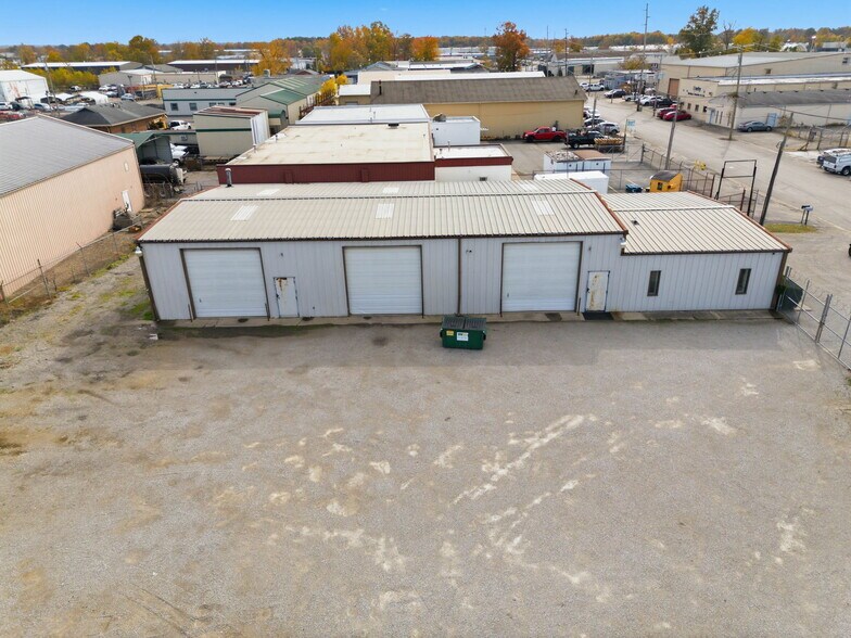 More Photos Of 4611 Pinewood Rd, Louisville Warehouse For Lease