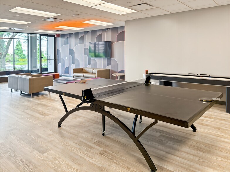More Photos Of 1415 W 22nd St, Oak Brook Office For Lease