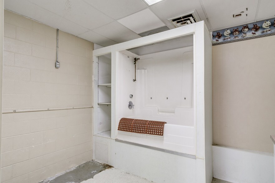 More Photos Of 5410 Allen Rd, Allen Park Medical For Sale