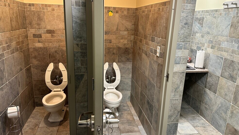 More Photos Of 100 Windermere Ave, Ellington Warehouse For Lease