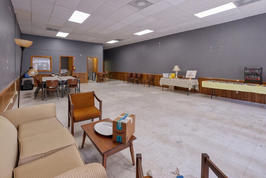 More Photos Of 110-112 Trinity St, Abbeville Storefront For Sale