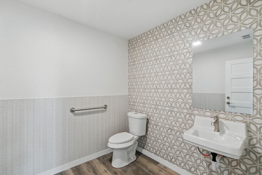 More Photos Of 120 W Scenic Trl, Weatherford Warehouse For Lease