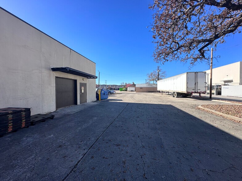 More Photos Of 429 Jefferson St, Kerrville Light Manufacturing For Sale