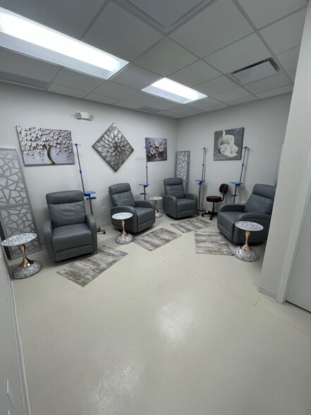 More Photos Of 185-205 Froehlich Farm Blvd, Woodbury Medical For Lease