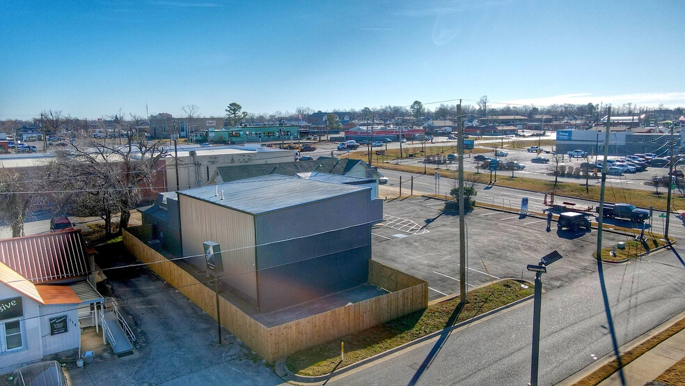 More Photos Of 817 W Walnut St, Rogers General Retail For Lease