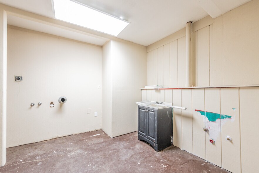 More Photos Of 1006 West Ave, San Antonio Freestanding For Sale