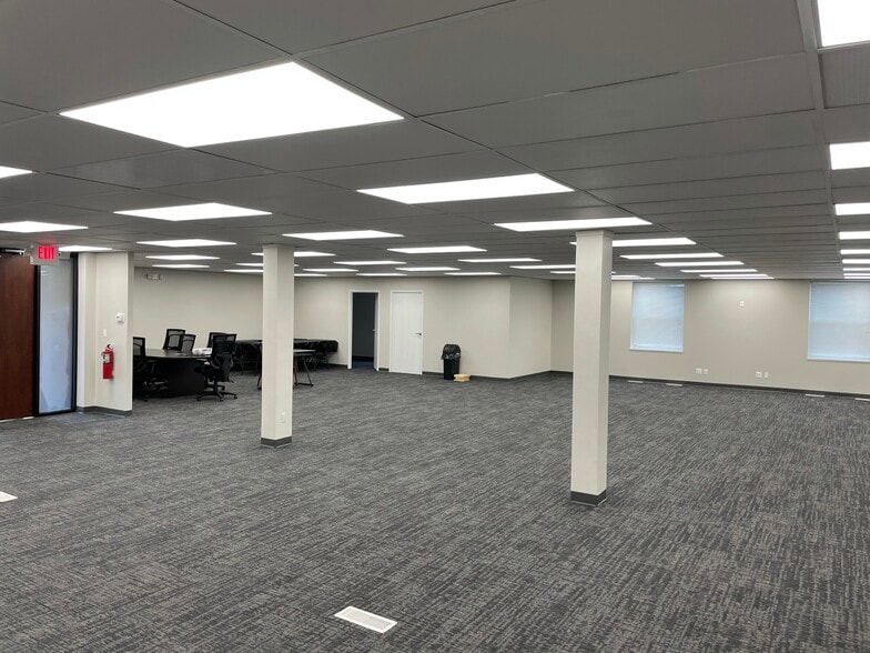 More Photos Of 23875 Northwestern Hwy, Southfield Office For Lease
